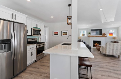 Country Club Estates Cottage | Charming 2-bedroom 1 full bath cottage in wonderful Fontana with AC, WiFi.