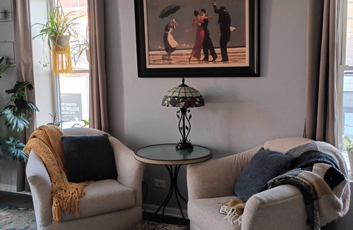 Woodstock Apartment | Charming Woodstock Square Retreat
