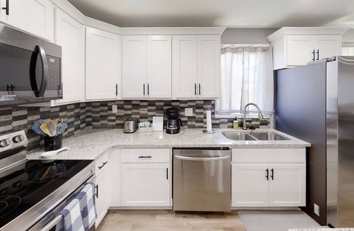 Hays House | -Cheerful 3 bed home-inside COMPLETELY renovated!