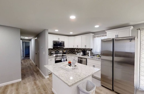 Hays House | -Cheerful 3 bed home-inside COMPLETELY renovated!
