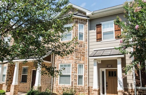 Cornerstone House | Cheerful 3 bedroom house with parking on site