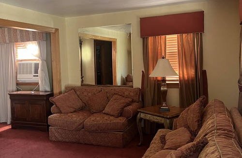 Woodbridge House | Cheerful 3 bedroom house located heart of new jersey.