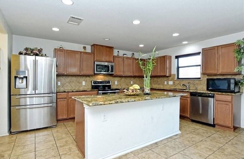 McNeil House | Cheerful 4 Bedroom House with Garage