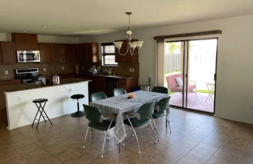 McNeil House | Cheerful 4 Bedroom House with Garage