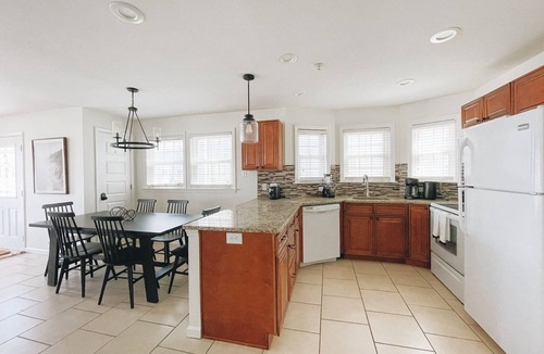 North End House | Cheerful, beach block 3-bedroom home!