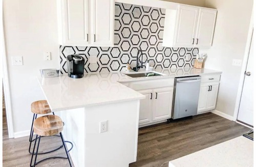 Murraysville House | Cheerful Coastal Cottage, Minutes to the Beaches