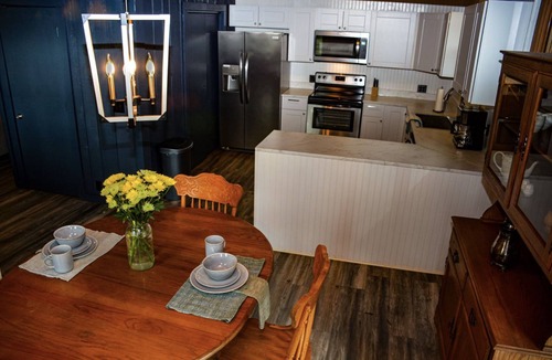 Unionville Cabin | Cheerful Cozy Retreat - 3 BR - Newly Renovated