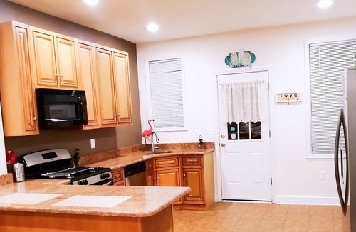 Downtown Baltimore House | Cheerful Entire Townhouse JHH Bayview sleeps 10+