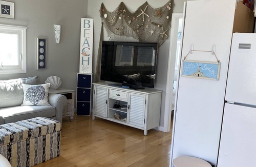Ocean Beach III Cottage | Cheerful newly renovated 2 bd Beach Cottage in OBIII, Free parking