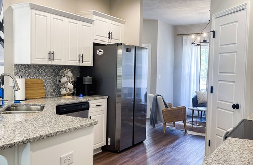 Aiken House | Cheerful spacious home-5 min to Bruce's Field/Downtown