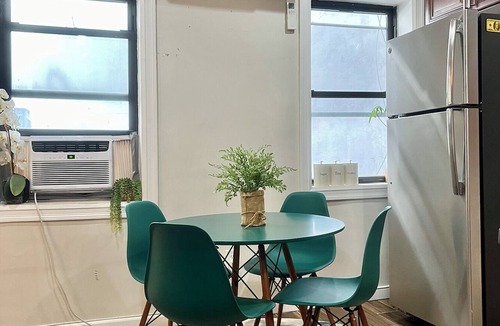 Chelsea Apartment | Chelsea Concrete Jungle House - Spacious 1 bedroom - Sleeps 5 Comfortably