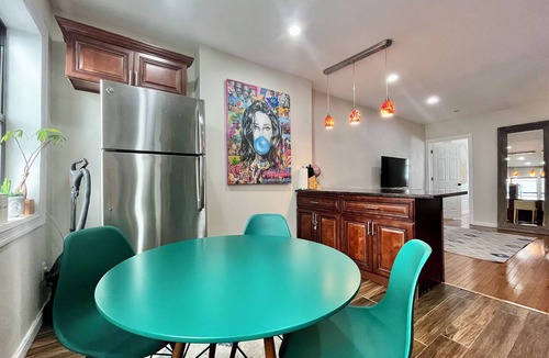 Chelsea Apartment | Chelsea Concrete Jungle House - Spacious 1 bedroom - Sleeps 5 Comfortably