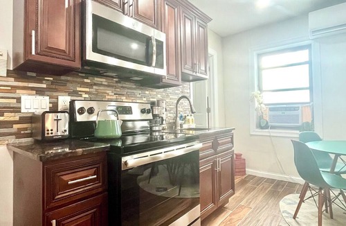 Chelsea Apartment | Chelsea Concrete Jungle House - Spacious 1 bedroom - Sleeps 5 Comfortably