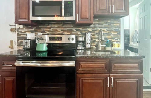 Chelsea Apartment | Chelsea Concrete Jungle House - Spacious 1 bedroom - Sleeps 5 Comfortably