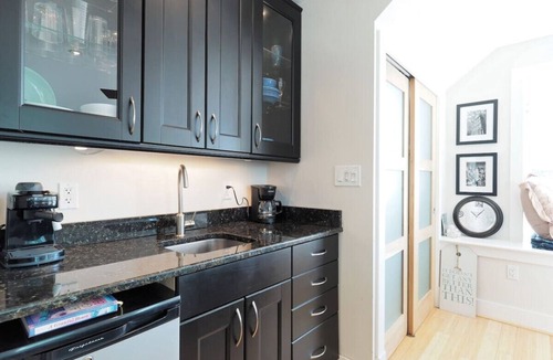 Cape Anne Apartment | Chesapeake Sparkles Sky-Lit Studio Flat + Solarium