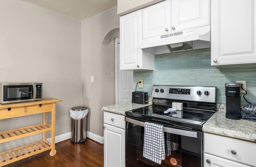 Clifton Heights Condo | Chic 1BD 1 BA in quiet South City with easy access to I-44, near hospitals, parks, etc. Enjoy a cozy queen bed, full kitchen, fast WiFi, smart TV, and in-unit laundry. Ideal for solo travel, couples, or professionals. Free parking. No pets/smoking.