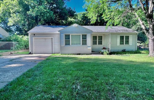 Topeka House | Chic 3br/1ba home~Convenient SW Topeka location~Sleeps 6