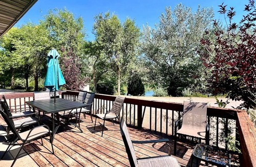 Hot Springs Cabin | Chic Cabin with Lake Views from the Deck in South Dakota