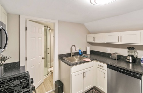Libertyville Apartment | Chic & Cozy Apt for 2 Near Downtown Libertyville!