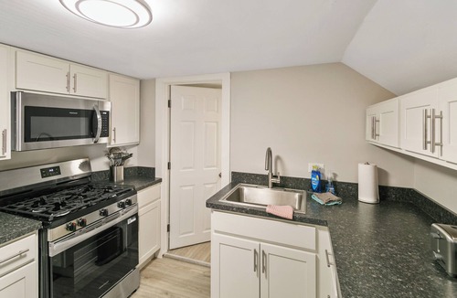 Libertyville Apartment | Chic & Cozy Apt for 2 Near Downtown Libertyville!