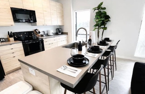 Downtown Des Moines Apartment | Chic Des Moines 2BR with Amenities & Prime Location