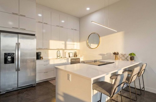 Mann Apartment | Chic Downtown Condo Steps from UIowa & Nightlife