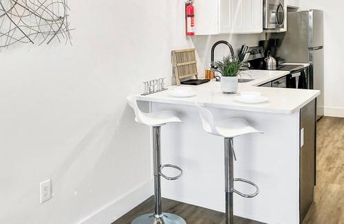 Elizabeth Apartment | Chic King 1BR Near NYC & MetLife
