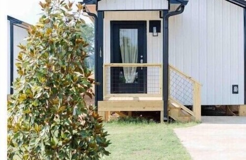 Lincoln House | Chic Lake Bungalow: 2 Queens, Deck, Lake Access