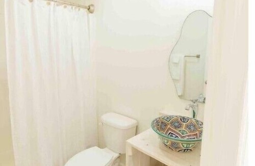 Lincoln House | Chic Lake Bungalow: 2 Queens, Deck, Lake Access