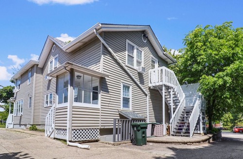 Lake Forest Apartment | Chic Lake Forest Studio Getaway, Walk to Downtown!