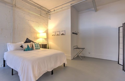 Downtown West Condo | Chic Loft wlk to CityMu, CnvnCtr & Aquarium pets welcome