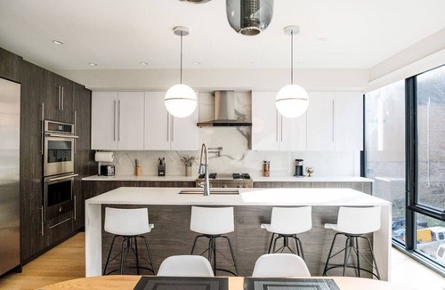 Hopelawn Apartment | Chic Luxury: 4BR Townhome + Den + NYC Views