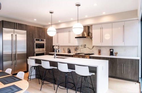 Hopelawn Apartment | Chic Luxury: 4BR Townhome + Den + NYC Views