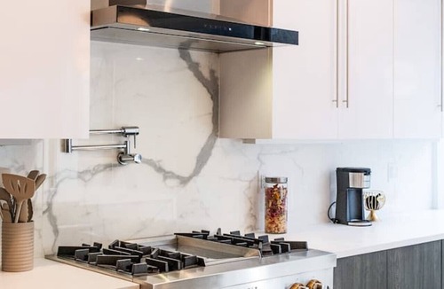 Hopelawn Apartment | Chic Luxury: 4BR Townhome + Den + NYC Views