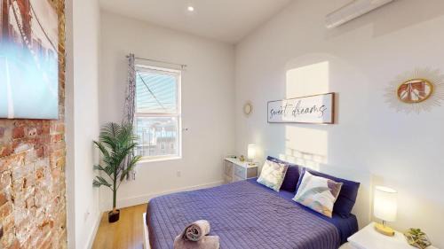 Hoboken Apartment | Chic Penthouse with bus stop at doorstep - 15 Minutes to NYC - Sleeps 6 comfortably