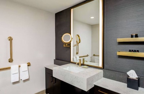 Downtown Des Moines Hotel | Chic Stay in the Heart of Des Moines Close to Arena, Shopping, and Dining