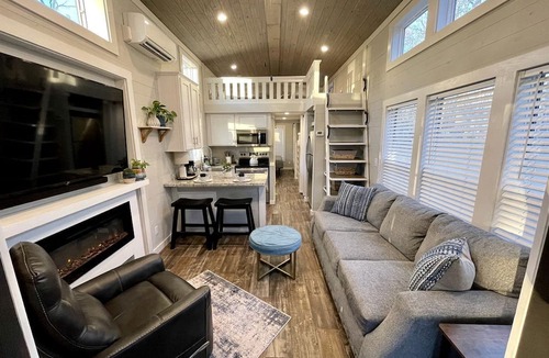 Tracy City Cabin | Chic Tiny Cabin with Jacuzzi, Screened Porch and Grill in Tennessee