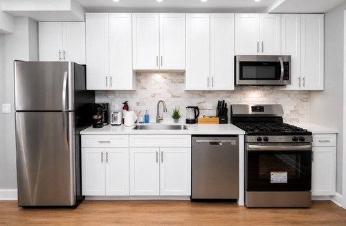Edgewater Hotel | Chicago 3BR Loyola - 10 Min Walk to Beaches & CTA