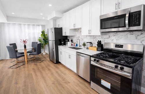 Edgewater Hotel | Chicago 3BR Loyola - 10 Min Walk to Beaches & CTA
