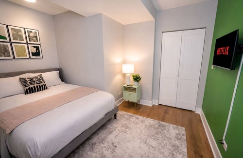 Edgewater Hotel | Chicago 3BR Loyola - 10 Min Walk to Beaches & CTA