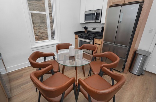 Chicago Hotel | Chicago 3BR Retreat 10 Min Access to Downtown
