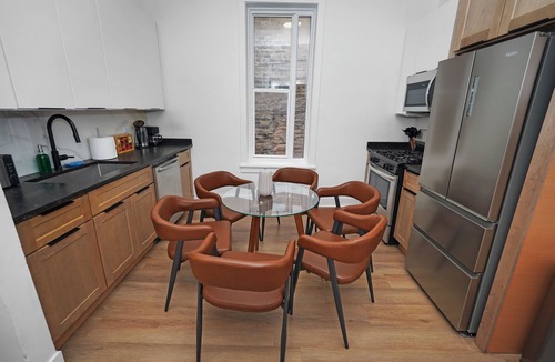 Chicago Hotel | Chicago 3BR Retreat 10 Min Access to Downtown