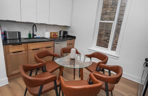 Chicago Hotel | Chicago 3BR Retreat 10 Min Access to Downtown