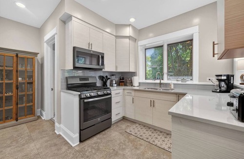 Rogers Park Condo | Chicago's North Side retreat with 3 bedrooms and free parking on premises