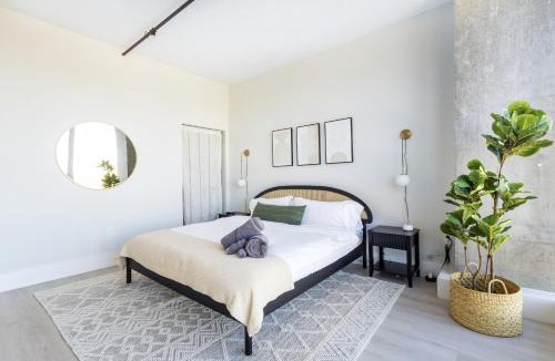 Historic Downtown Apartment | Chique Loft 10 Min from NYC with Gym, Pool & Sauna