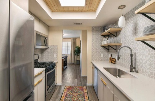 Quail Hollow House | City Haus: Stylish home with King and Wifi 5 minutes to Q2 Stadium, Domain