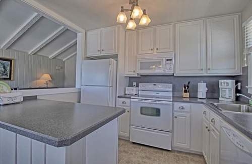 Avalon House | Classic Avalon upside-down style house with a ocean view just 4 houses from the beach. Sleeps up to 10