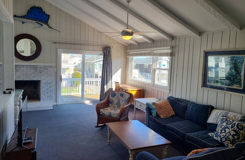 Avalon House | Classic Avalon upside-down style house with a ocean view just 4 houses from the beach. Sleeps up to 10