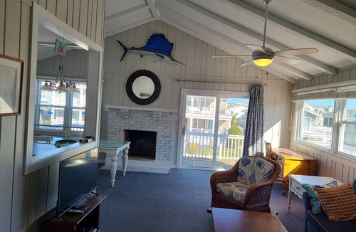Avalon House | Classic Avalon upside-down style house with a ocean view just 4 houses from the beach. Sleeps up to 10