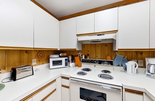 Ocean Sands Condo | Classic Beach Condo w/Fast WiFi, Shared Pool, Tennis, & Easy Beach Access